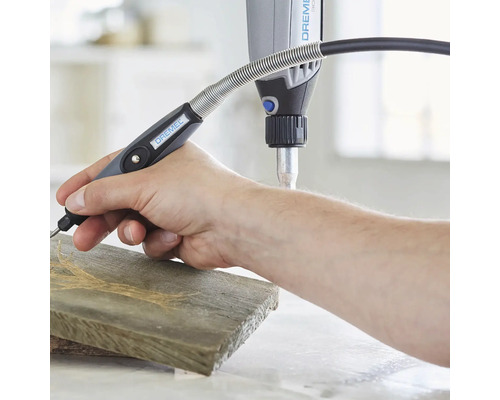 Dremel multifunktionsverktyg med flexibelt skaft i bruk på en träbit.