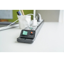 Grenuttag med strömbrytare och överbelastningsskydd på ett bord.