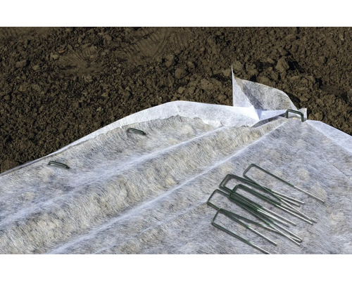 Trädgårdsduk med fästpinnar på marken