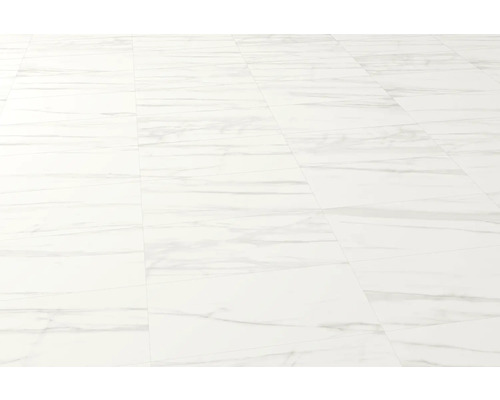 Vitt vinylgolv med marmorlook.