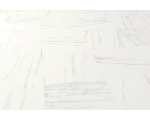 Installation av golvplattor med marmorlook.