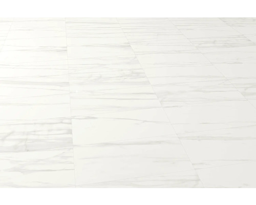 Installerat vinylgolv i marmorlook