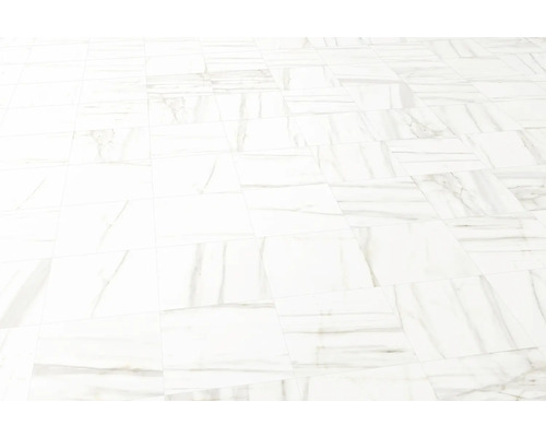 Lagt golvplattor med marmorlook