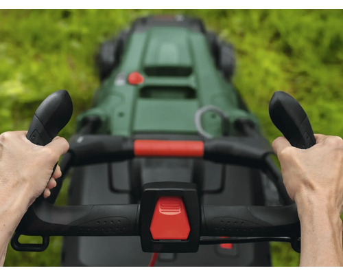 Manövrering av en gräsklippare med manöverelement