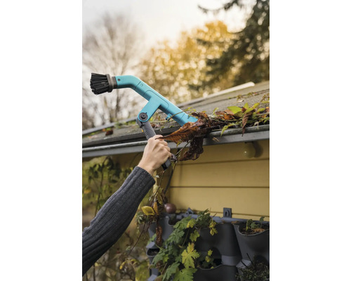 Rengöring av takrännan med en takrännerengörare