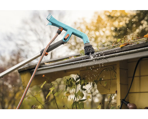 Takrännerengörare som används för att rengöra en takränna.