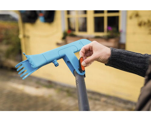 Gardena rengöringsborste med vattenanslutning i drift