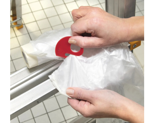 Person använder en avrivare för soppåsar.