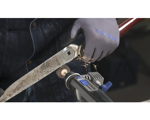 Ett Dremel-verktyg slipar en metallskiva, gnistor sprutar.