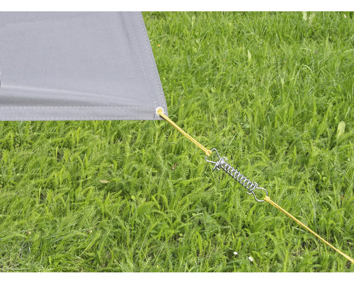 Detaljvy av ett tält med staglina och fjäder