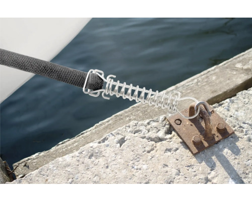 Båtlinje med fjäder fäst vid kajen