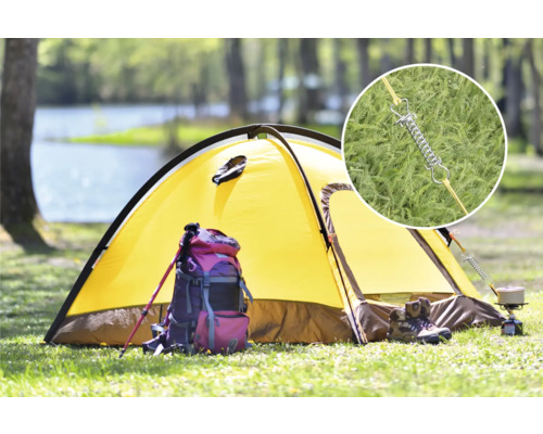 Gult tält på en äng med ryggsäck, vandringsstavar och campingkök. Detaljbild av tältfjädern