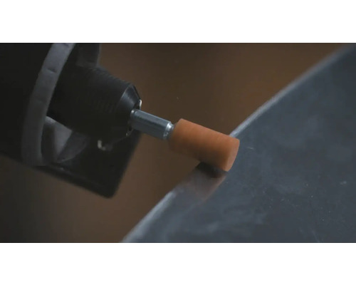 Rotationsverktyg med poleringstillbehör vid bearbetning av en yta