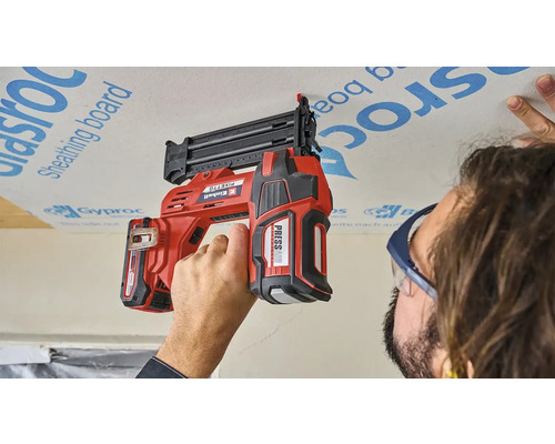 Einhell batteridriven spikpistol i bruk på en gipsskiva