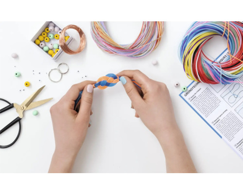 <p>Scoubidou Flätsnöre Basic Mix 100cm</p>