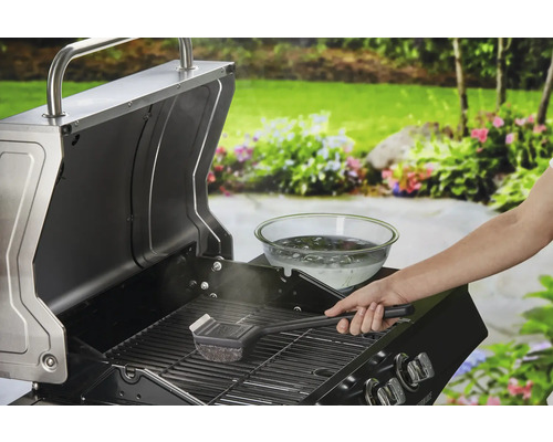 Grillrengöring med grillborste och vatten