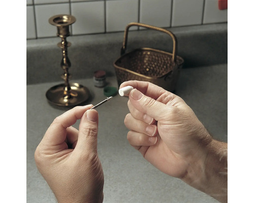 Man fäster poleringstillbehör på en borrmaskin för metallpolering