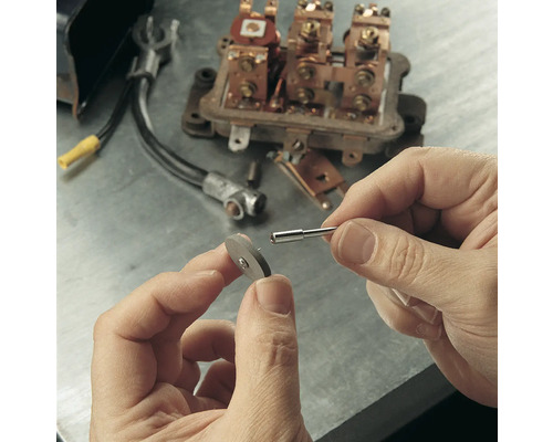 Händer monterar elektriska komponenter