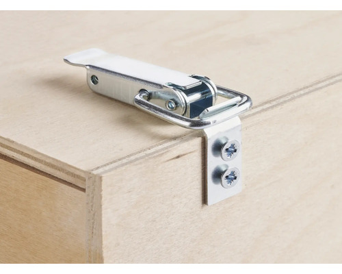 Metallspänne monterad på trälåda