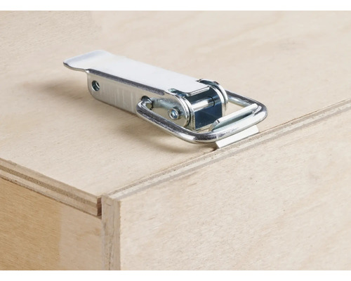 Metallspänne på trälåda