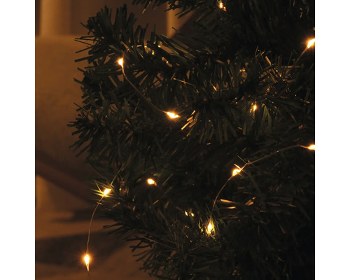 Närbild av en ljusslinga på en julgran