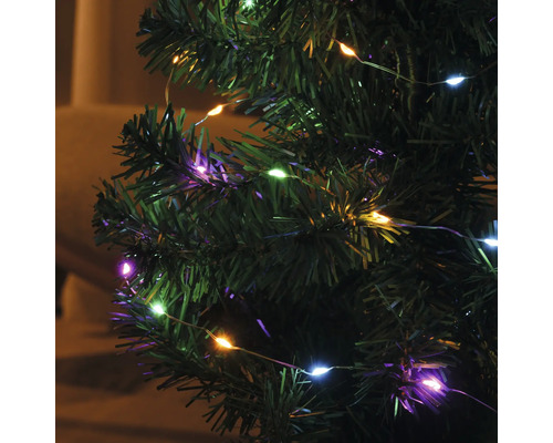 Ljusslinga med flerfärgade ljus på en julgran