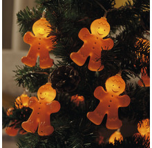 Julgran med ljusslinga med pepparkaksgubbar och tallkottar