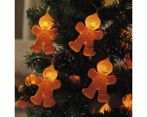 Julgran med ljusslinga med pepparkaksgubbar och tallkottar