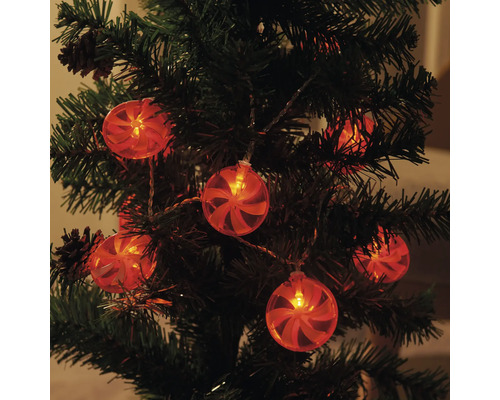 Julgran dekorerad med en ljusslinga med runda lampor