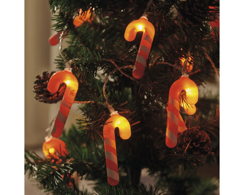 Julgran dekorerad med en ljusslinga i form av julgranskarameller.