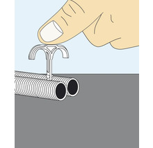 En hand fäster en rörklämma på ett korrugerat rör.