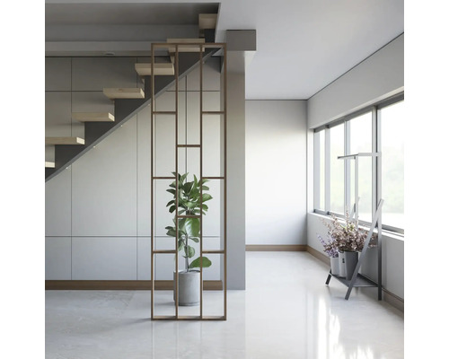 Ljust rum med trappa, rumsavdelare, krukväxt och fönster