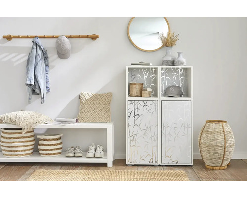 Hall med hatthylla, bänk, skoskåp och dekorationer i en ljus och vänlig atmosfär.