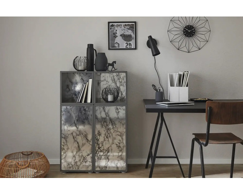 Inredningsidé med hyllor i marmorlook, skrivbord och stol i ett ljust rum.