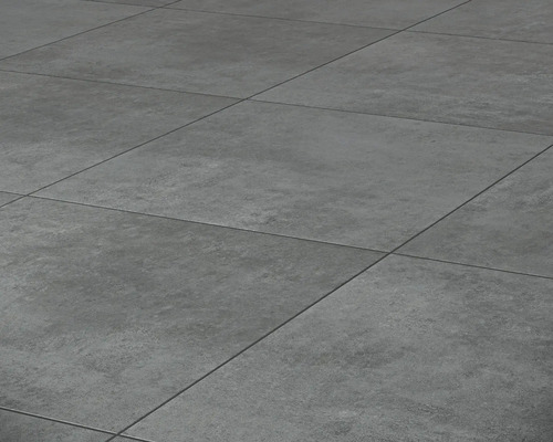 Närbild av grå golvplattor med matt finish och linjärt fogmönster