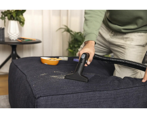 Rengöring av en tygpuff med dammsugarmunstycke