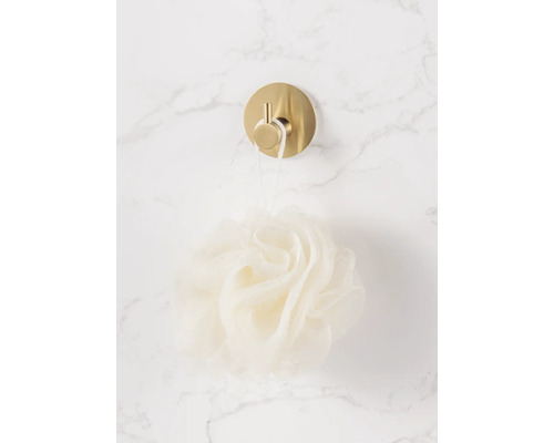 Badrumsscen med väggkrok och badsvamp