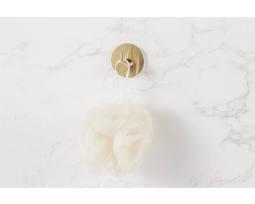 Mässingsfärgad badrumsarmaturkrok med badsvamp