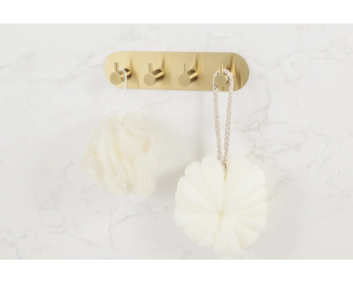 Väggmonterat skåp med fyra krokar och två badsvampar