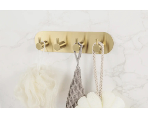 Väggmonterad garderob med fyra krokar och badrumstillbehör