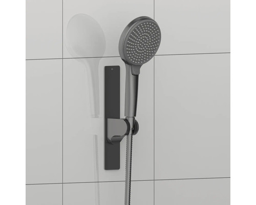 Handdusch med hållare på väggen