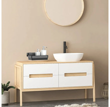 Badrum med tvättställ, spegel och förvaring för badrumsartiklar