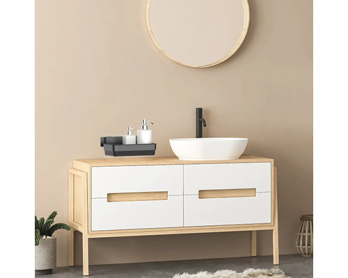 Badrum med tvättställ, spegel och förvaring för badrumsartiklar