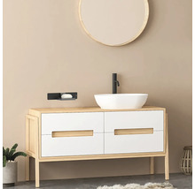 Badrum med tvättställsskåp, tvättställsskål och rund spegel