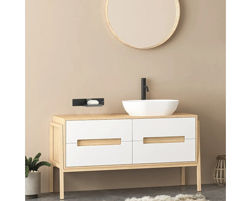 Badrum med tvättställsskåp, tvättställsskål och rund spegel