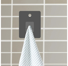 Handdukshållare med handduk på väggen