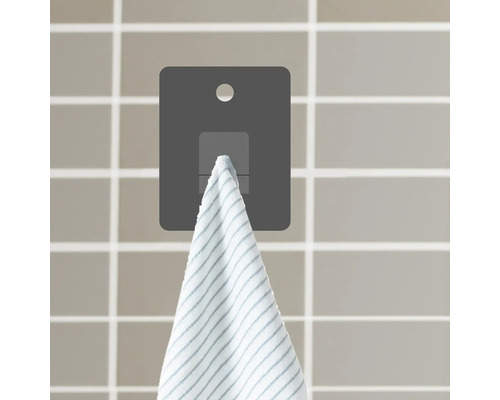 Handdukshållare med handduk på väggen