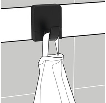 Handdukshållare med handduk på kakelvägg