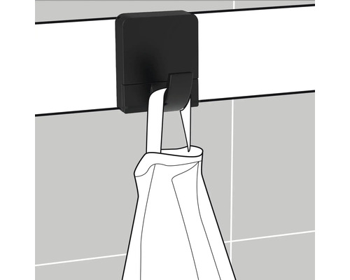 Handdukshållare med handduk på kakelvägg