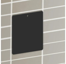 Svart, fyrkantig metallskylt med hål